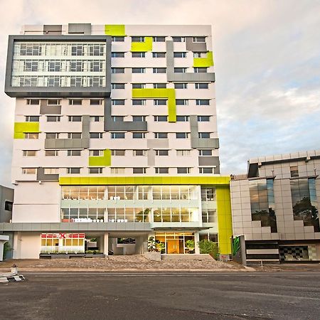 Whiz Prime Hotel Hasanuddin Makassar Exterior photo