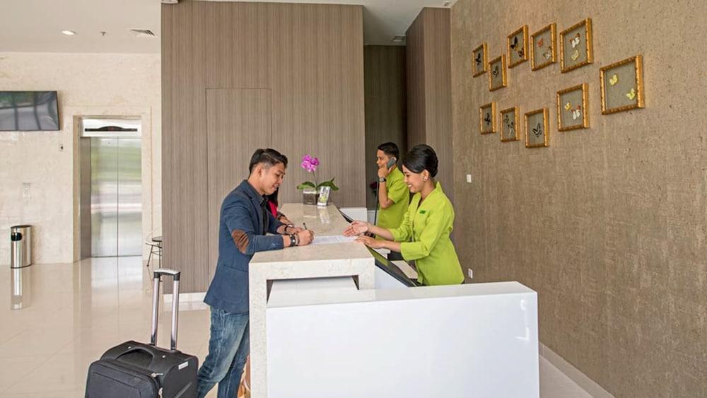 Whiz Prime Hotel Hasanuddin Makassar Exterior photo