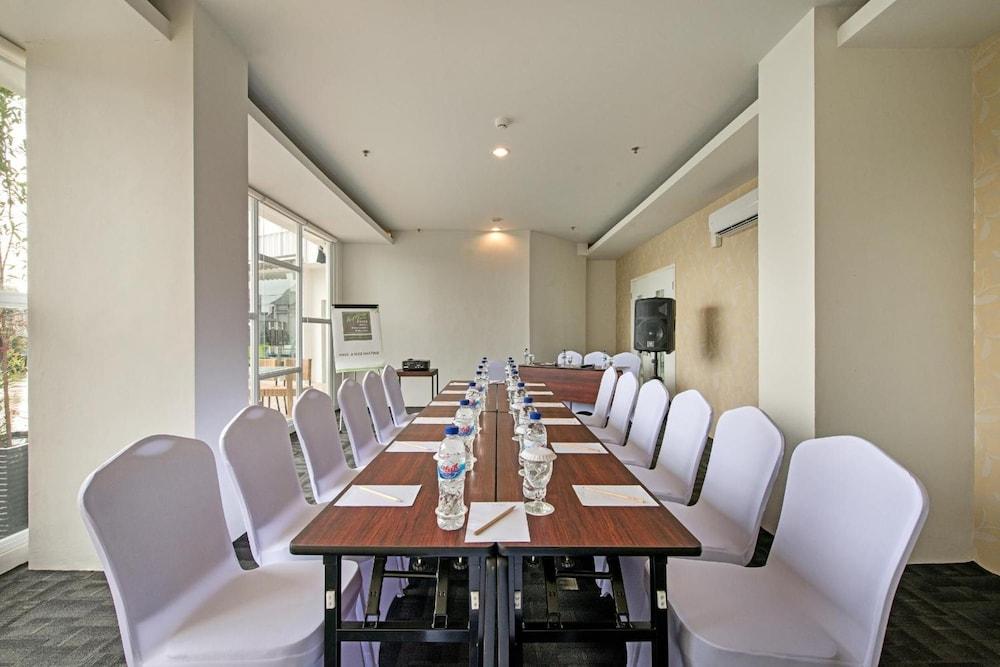 Whiz Prime Hotel Hasanuddin Makassar Exterior photo