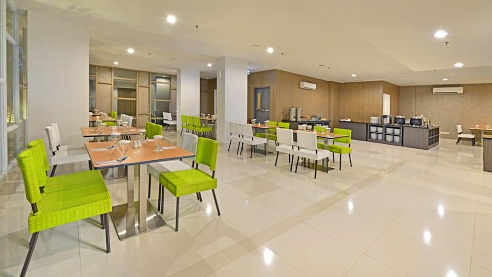 Whiz Prime Hotel Hasanuddin Makassar Exterior photo