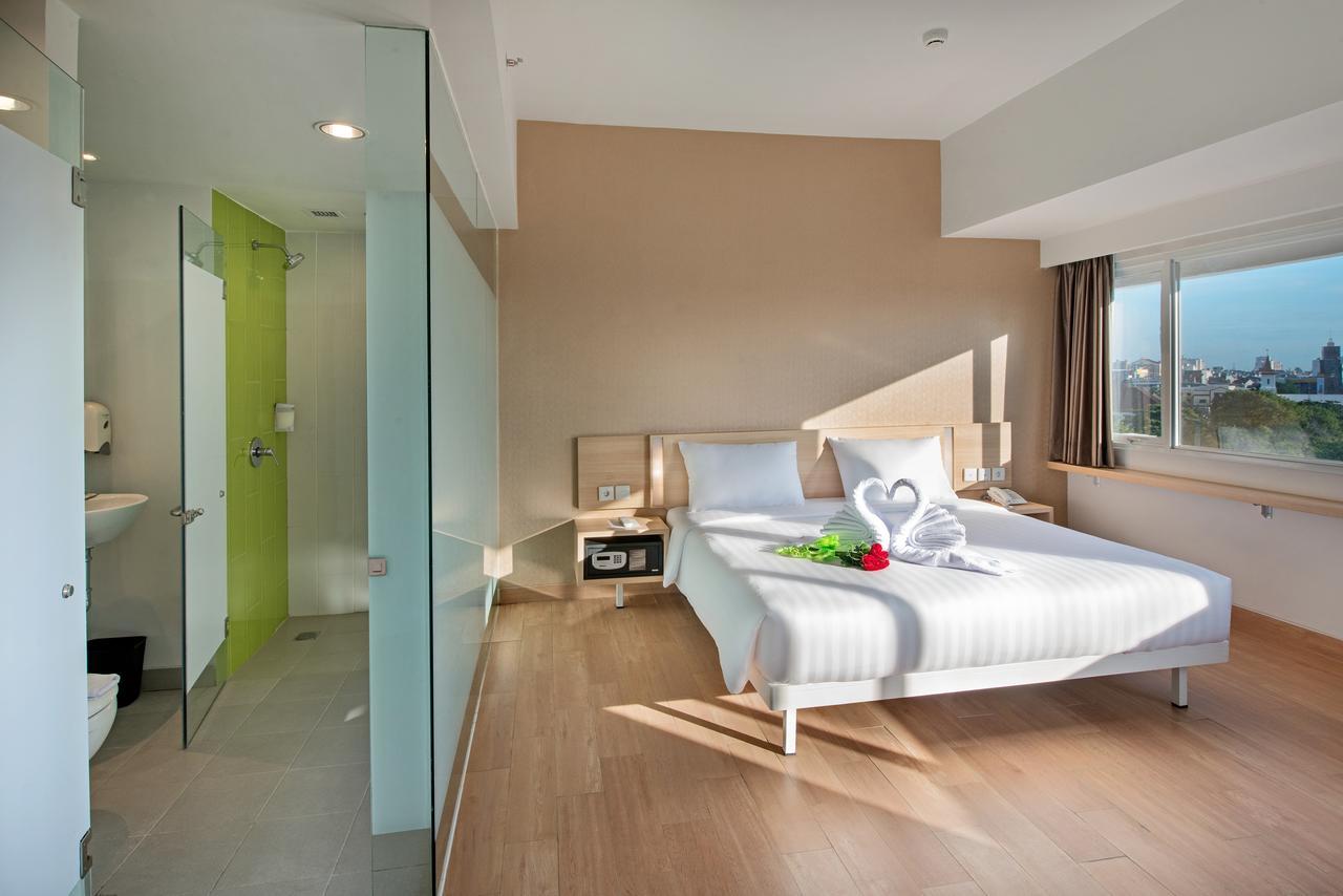 Whiz Prime Hotel Hasanuddin Makassar Exterior photo