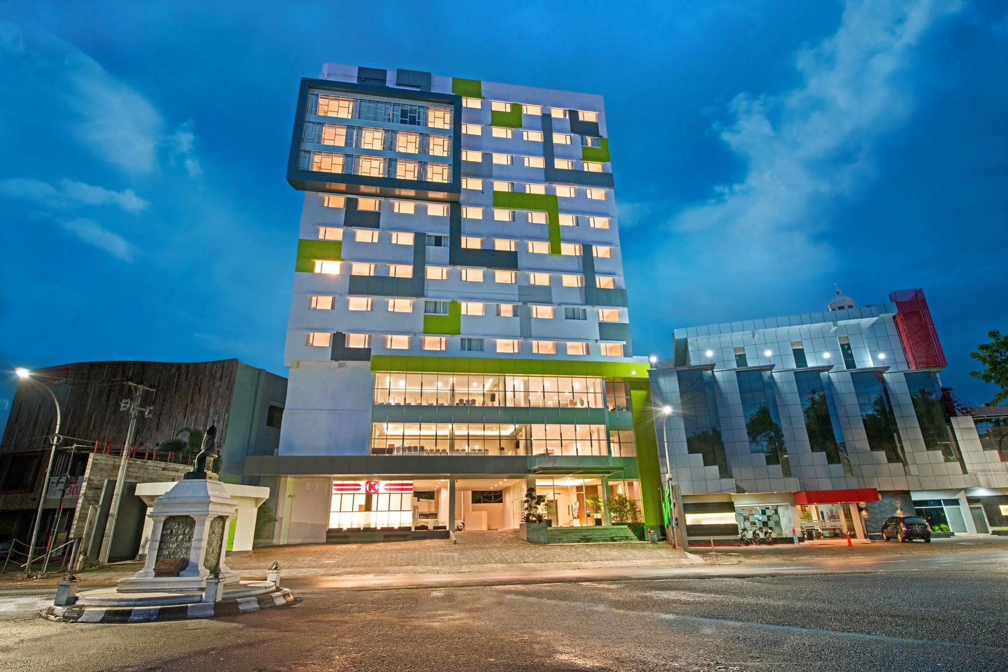 Whiz Prime Hotel Hasanuddin Makassar Exterior photo